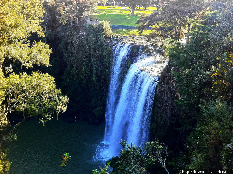 Дальше заехали в город Фангарей, там есть водопад в 20-ти метрах от дороги. Когда такие красивые места так легко доступны, перестаёшь воспринимать их как нечто выдающееся Район Нортленд, Новая Зеландия