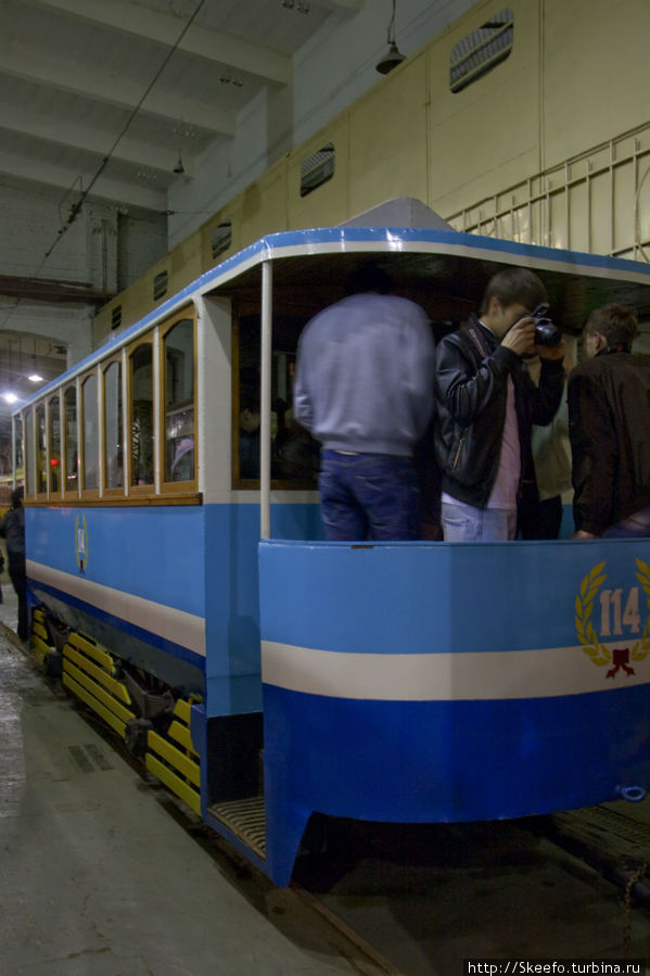 Это вагон конки. На самом деле он новодел, переделан из грузовой трамвайной платформы. Но выглядит как настоящий, восстанавливался по фотографиям. Санкт-Петербург, Россия