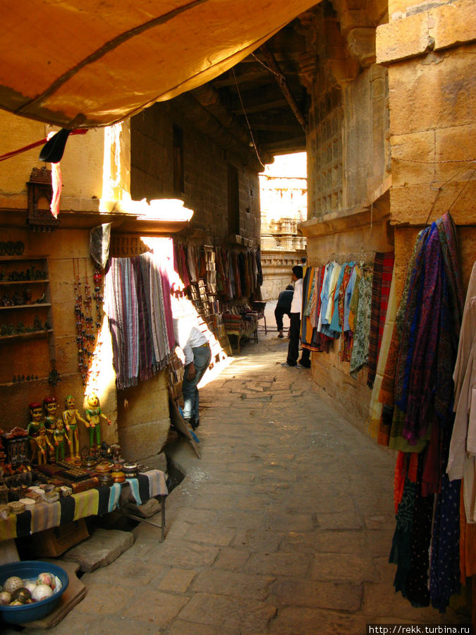 ...и на туристические сувенирные лавки. Джайсалмер, Индия