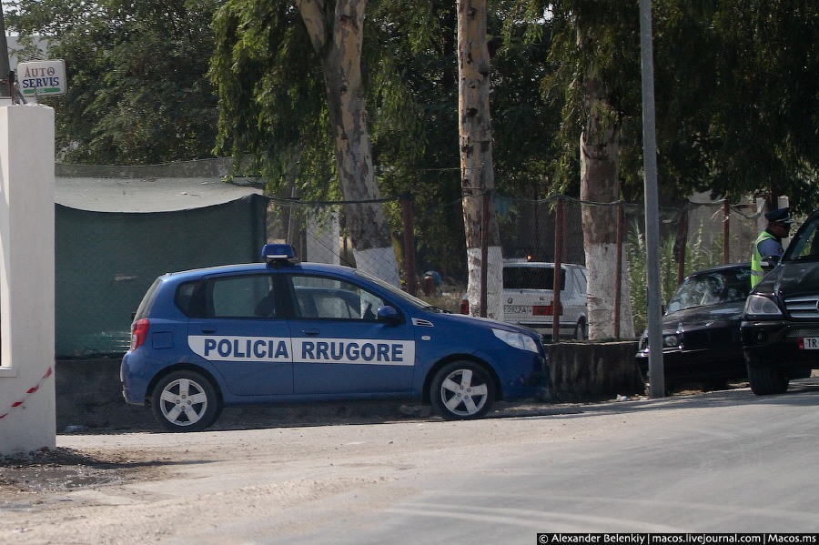 Ну и потому что дорожная полиция не дремлет. Албанские гаишники попадаются на каждом шагу и так же меряют скорость радарами, а потом тормозят автолюбителей и пытаются договориться. Я заметил закономерность, чем беднее и неблагополучнее страна — тем больше в ней гаишников на дорогах. Албания Ну и потому что дорожная полиция не дремлет. Албанские гаишники попадаются на каждом шагу и так же меряют скорость радарами, а потом тормозят автолюбителей и пытаются договориться. Я заметил закономерность, чем беднее и неблагополучнее страна — тем больше в ней гаишников на дорогах. Албания