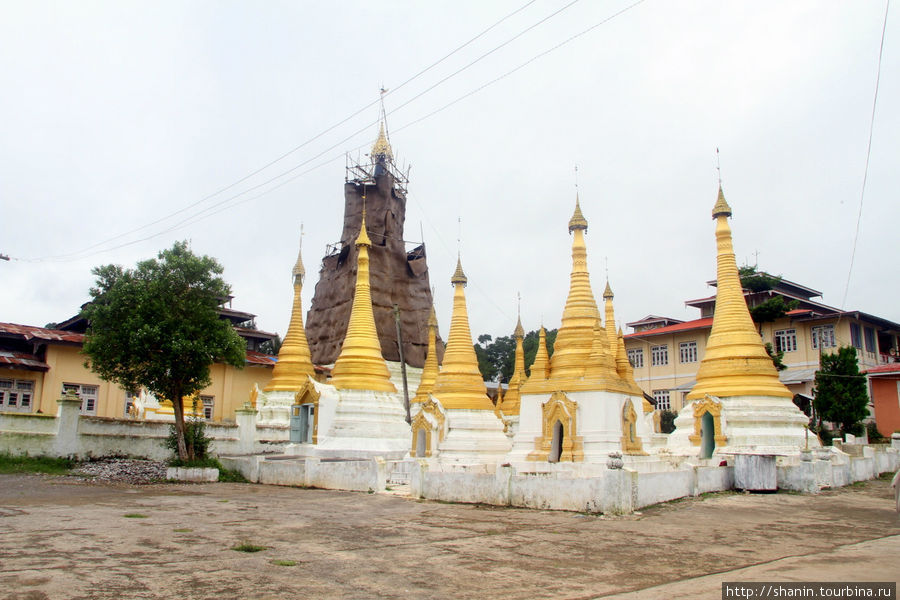 Ступы на территории монастыря, Кало Штат Шан, Мьянма