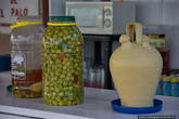 Зеленое золото Малаги — оливки (в банке) и оливковое масло (в традиционном кувшине).