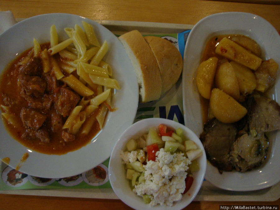 Порции в ресторане Mercur (муссака, шопский салат, отварной картофель) Область Будва, Черногория
