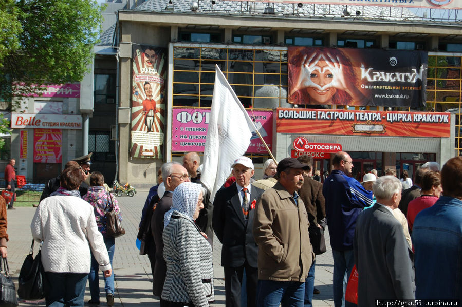 Белый флаг рядом с красными транспарантами Саратов, Россия