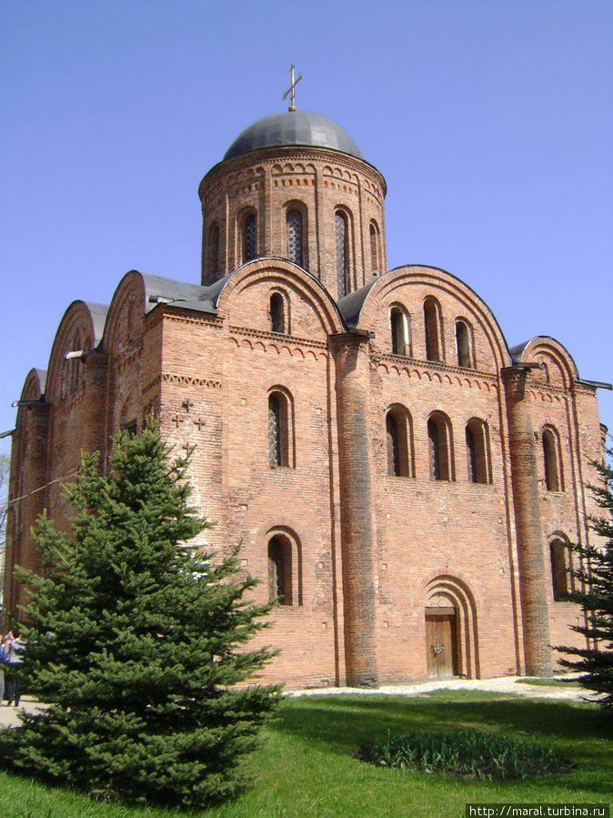 Церковь во имя св. апостолов Петра и Павла (1146) на Городя́нке — один из трёх сохранившихся  памятников домонгольского зодчества Смоленск, Россия