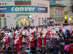 По главной улице с оркестром прошло 250 новогодних Дедов