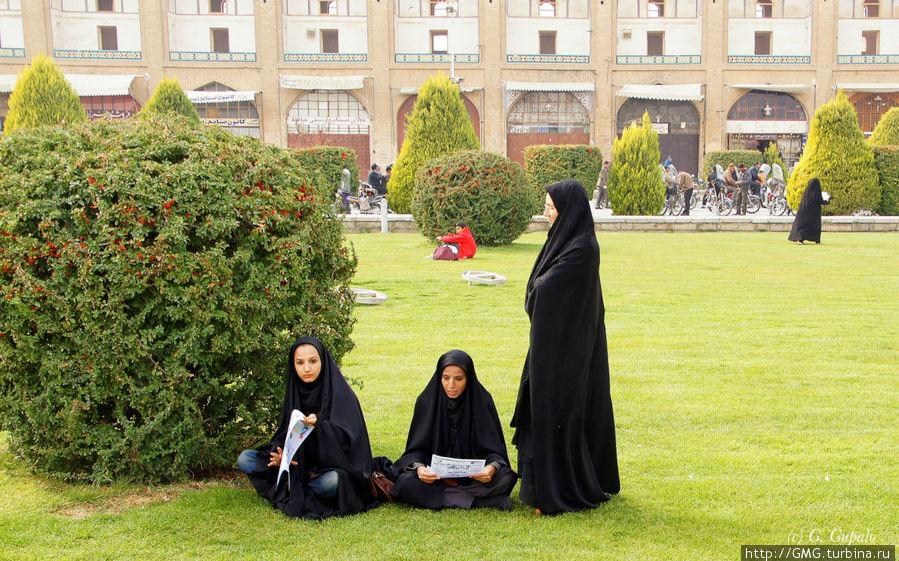 Девчонки после пятничного намаза присели на газоне почитать газетку. Исфахан, Иран