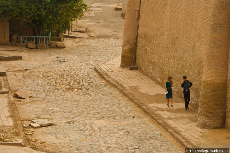 Улица, идущая параллельно стена внутри крепости довольно пустынна Хива, Узбекистан