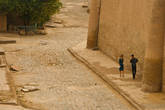 Улица, идущая параллельно стена внутри крепости довольно пустынна