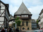 Бэкерхаус — дом гильдии пекарей (1557) с прекрасным деревянным эркером