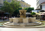 Дошли до площади Венизелу со старым фонтаном Морозини.