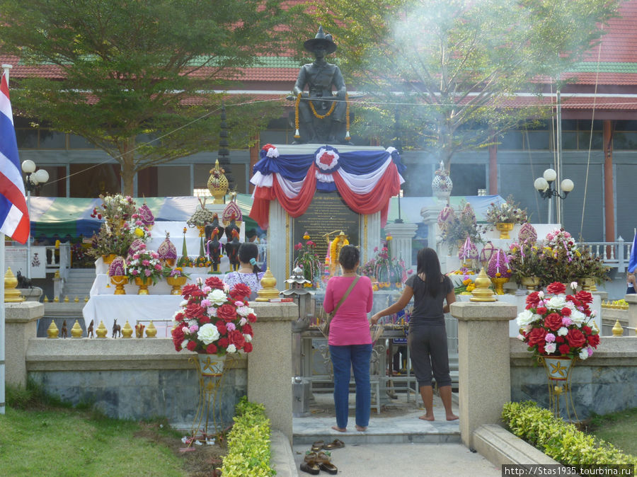 Памятник генералу Таксину и алтарь.