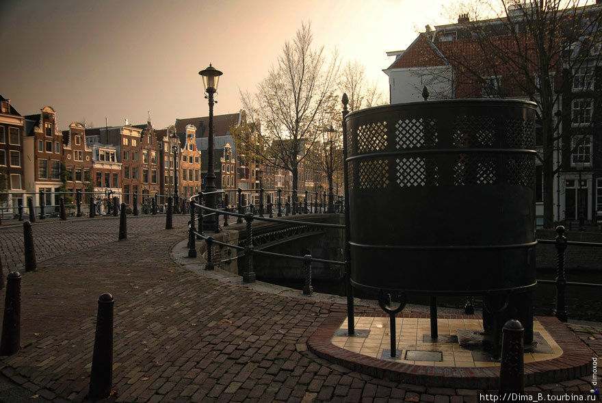 1) Писсуары прямо на улице. Я думаю, что их придумали для комфорта туристов. Если учесть, что пускают струю в подворотнях на 90 % мужчины, то это спасает Амстердам от затопления. Амстердам, Нидерланды