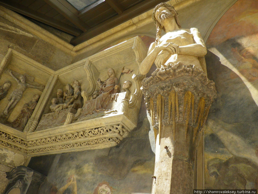 Один из кенотафов устроенных в стене апсиды собора Вена, Австрия