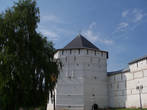 Пятницкая башня – угловая юго-восточная башня монастырской стены. Она была выстроена в 1640 г. Ее предшественница была разрушена взрывом во время польско-литовской осады 1608–1610 гг.