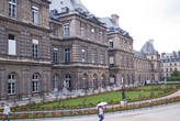 Скромный по парижским меркам Люксембургский дворец выглядит человечнее Лувра и уютней.