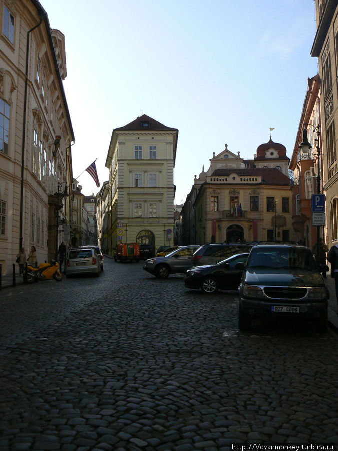 Растроение улицы Tržiště, в смысле деление на три: слева — Vlašská, в середине — Břetislavova, а направо отходит продолжение самой Tržiště. Вам туда. Прага, Чехия