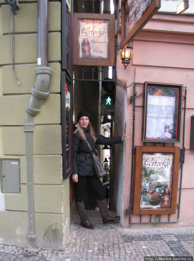 самая узкая улочка в Праге...на ней установлен светофор для прохода пешеходов. Ширина улочки составляет не больше полуметра Прага, Чехия