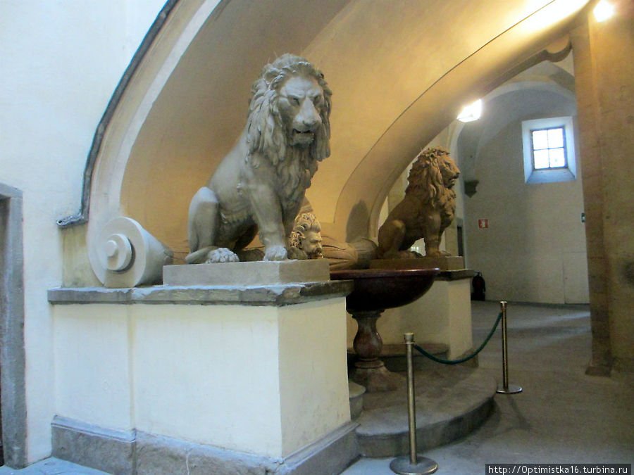 На площади Синьории у Палаццо Веккьо и внутри него Флоренция, Италия На площади Синьории у Палаццо Веккьо и внутри него Флоренция, Италия