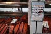 Жители страны лосося так объясняют высоту своих цен на морепродукты: почти все крупные заводы в округе работают на экспорт, продавая рыбу и икру в Японию, Китай, Корею. Рыболовы иногда сдают продукцию соседям и вовсе в обход завода.