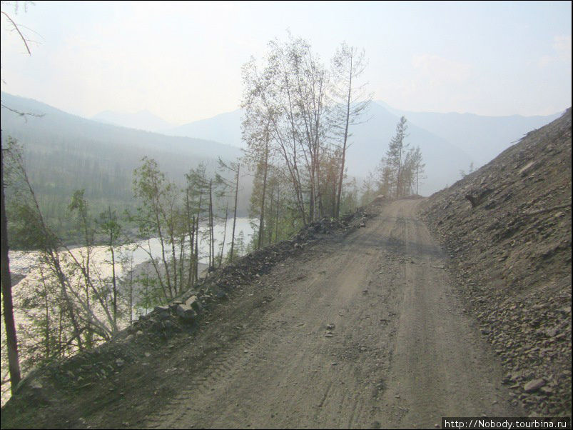Невероятно узкая дорога на прижиме! Усть-Нера, Россия