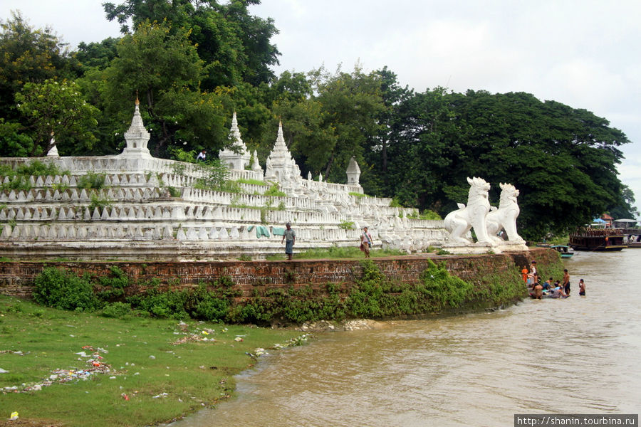 Люди и статуи на берегу Иравади Мингун, Мьянма