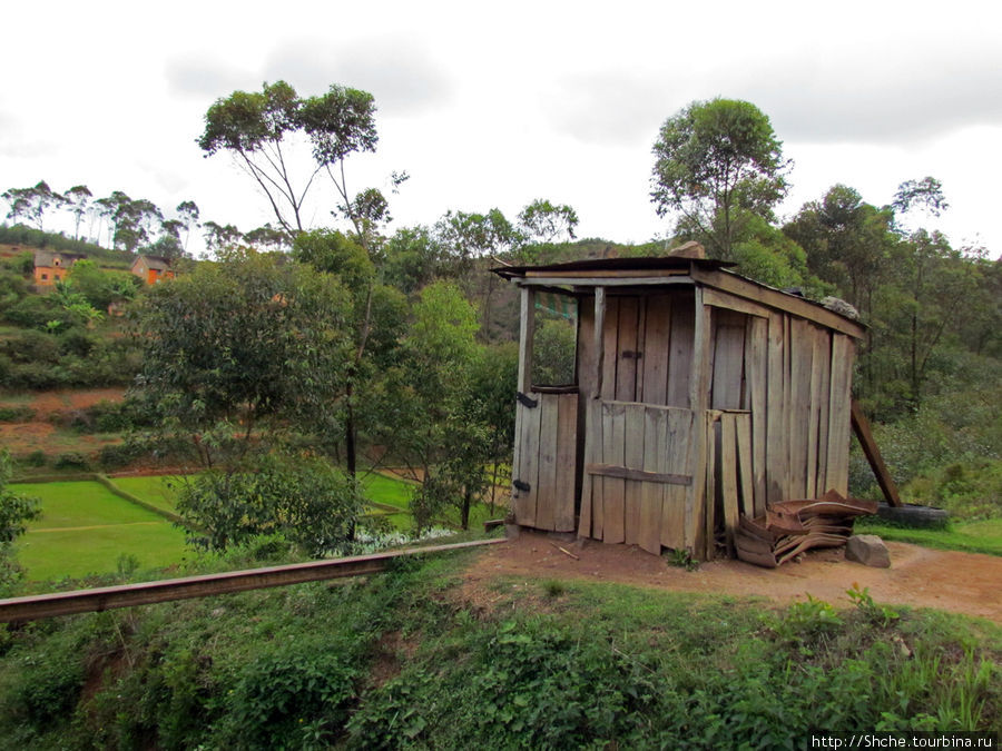 Не поверите — будка на железнодорожном переезде Провинция Антананариву, Мадагаскар