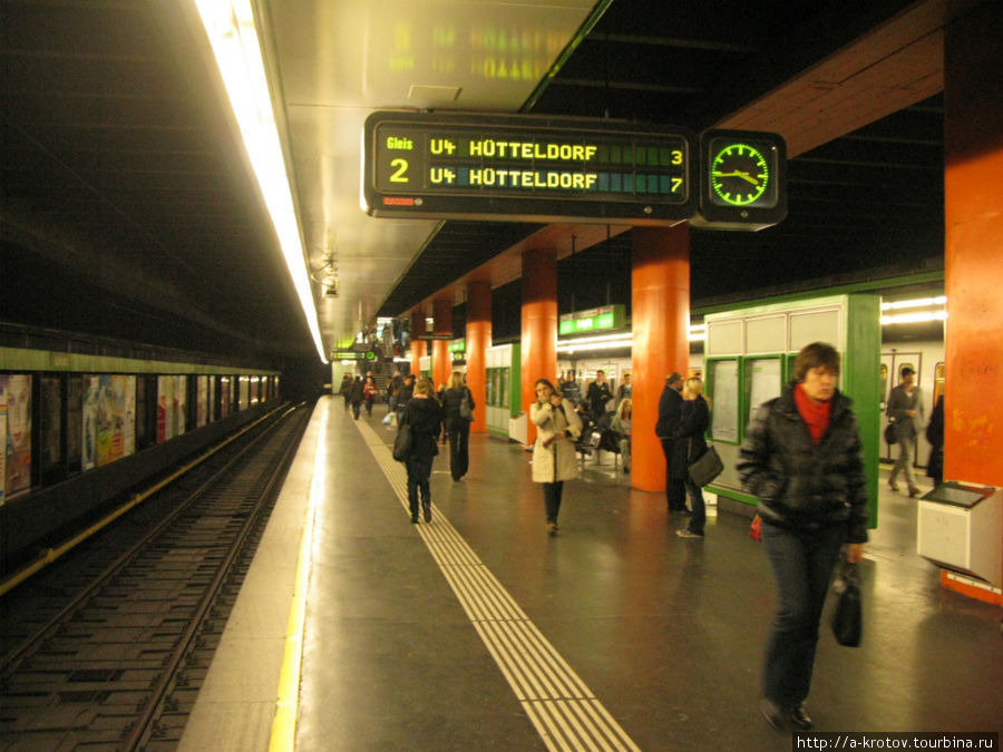 Табло указует, когда придёт очередной поезд (оставшееся время в минутах) Вена, Австрия