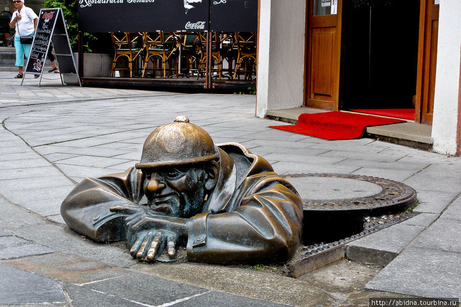 Знаменитый братиславский человек, вылезающий из люка Братислава, Словакия