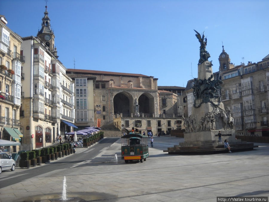 Панорама площади; памятник павшим на снимке справа