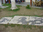 Остатки мозаики древних греков можно найти прямо под ногами на обычной улице