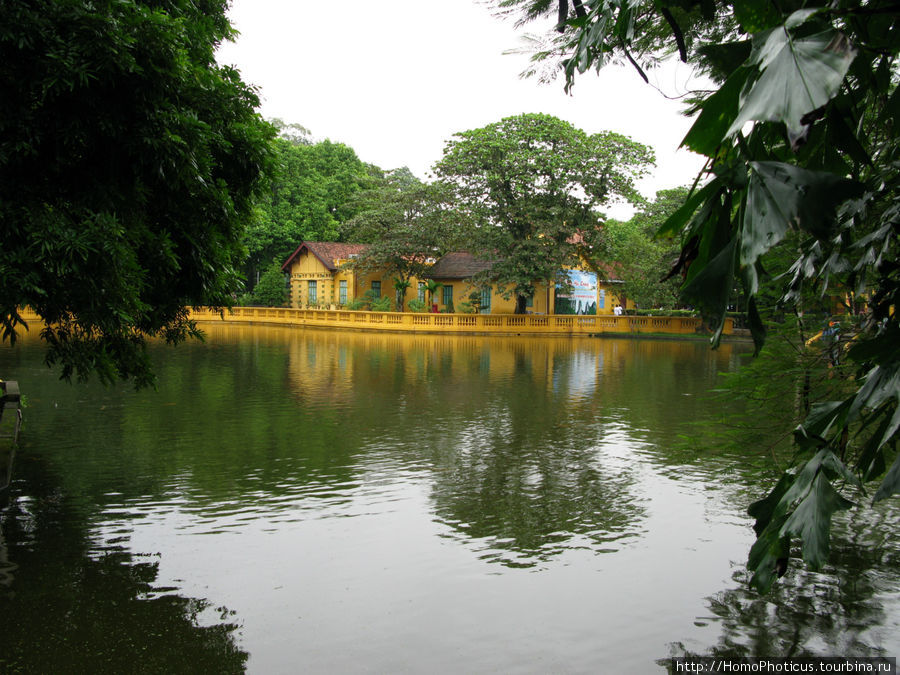 озеро архитектурного ансамбля мавзолея Хо Ши Мина Ханой, Вьетнам