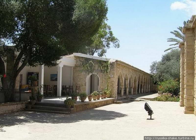 Монастырский дворик Давлос, Турецкая Республика Северного Кипра
