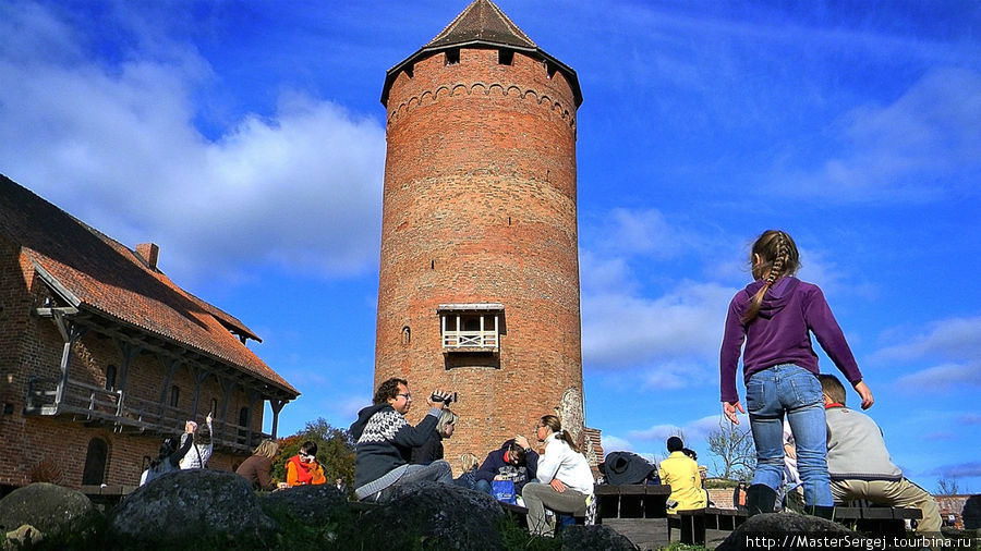 Полностью восстановленная главная башня крепости, достигающая в высоту 26 метров, сегодня используется как смотровая площадка для многочисленных туристов. С верхнего этажа этой уникальной башни открывается потрясающий вид на живописнейшие окрестности, не случайно прозванные за свою красоту Латвийской Швейцарией.
На смотровую площадку ведут очень узкие и низкие ходы с каменными ступенями. Ширина этих ходов вряд ли превышает 0,5 метра, а высота — немногим более 1,5 метра. Помимо Смотровой башни восстановлены также крепостные стены, Полукруглая башня, Северная башня и Южная башенная постройка. Сигулда, Латвия