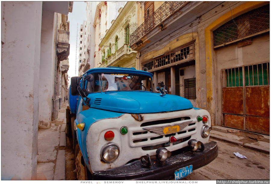 Центральная часть Гаваны до сих пор не имеет стабильного водопровода, поэтому питьевую воду привозят в цистернах Гавана, Куба