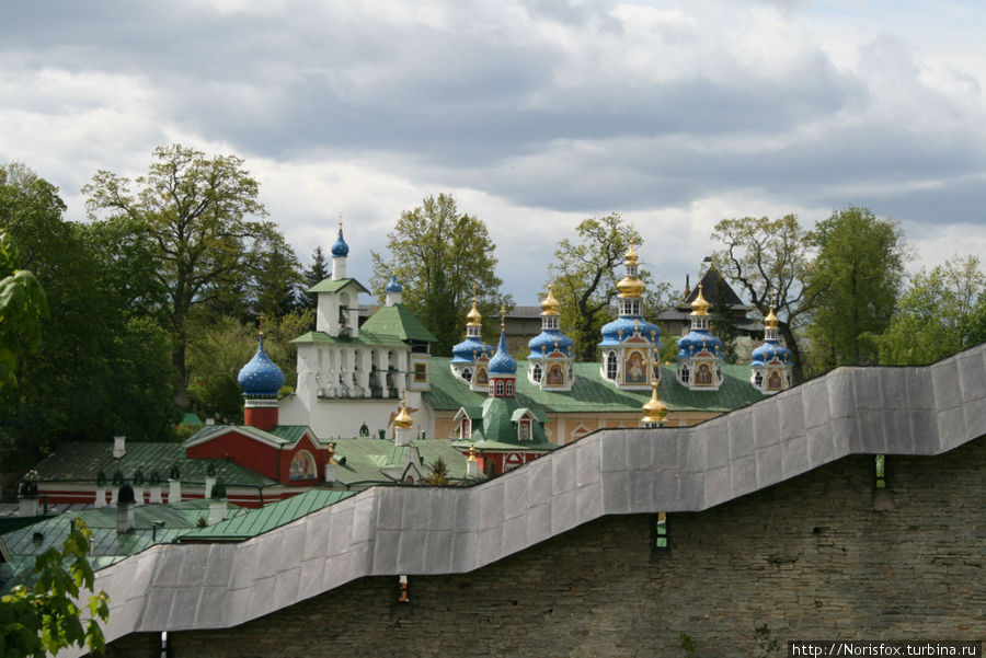 Псково-Печерский монастырь. Вид из-за монастырской стены. Псков, Россия