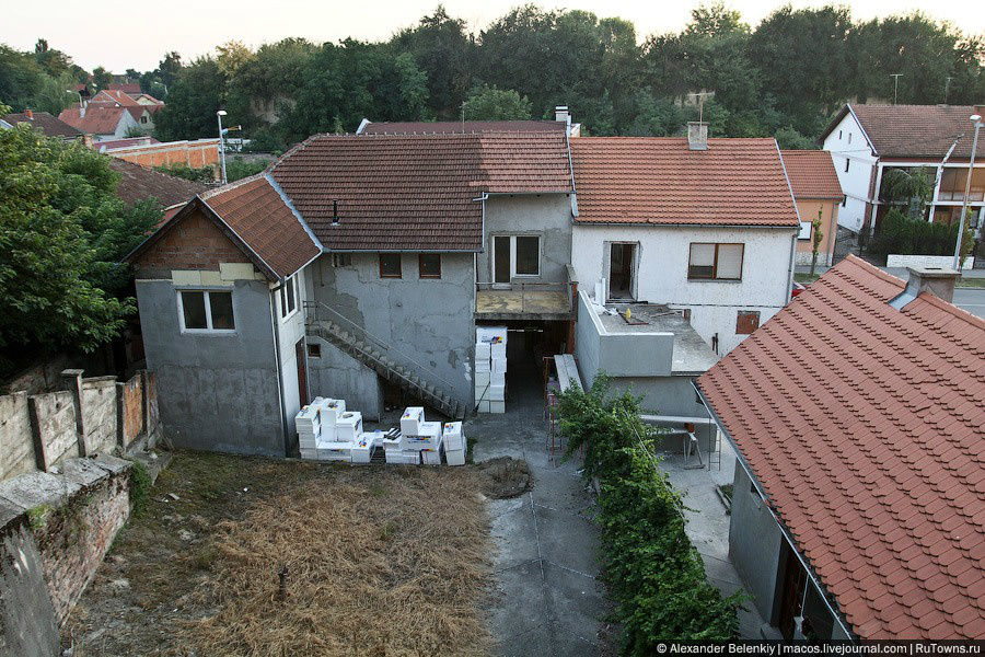 У кого-то на заднем дворе лежат стройматериалы, приготовленные для восстановления домов. Вуковар, Хорватия