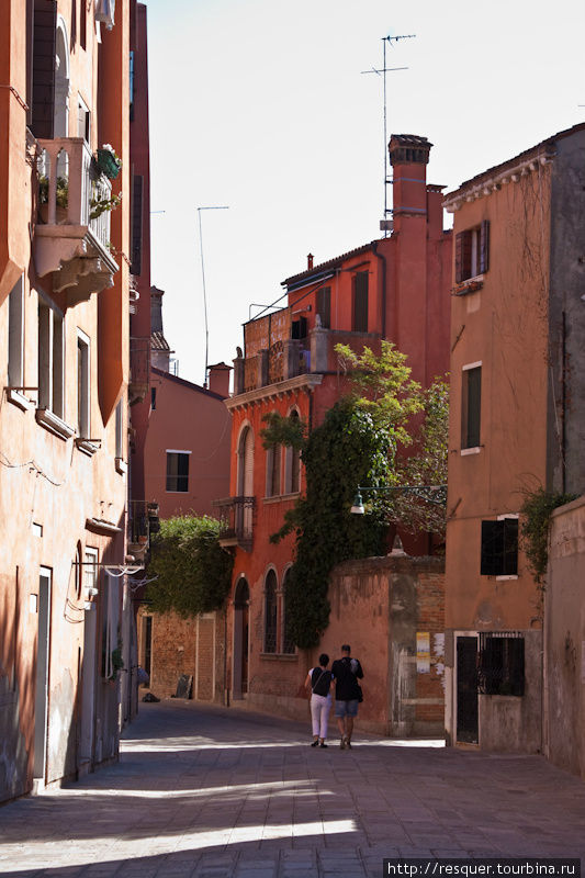 Улочка CALLE GRADISCA, р-н Санта Кроче, Венеция. Венето, Италия