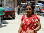 Почти все женщины в Катманду радовали глаз: яркие, наряженные, с подведенными глазами независимо от возраста