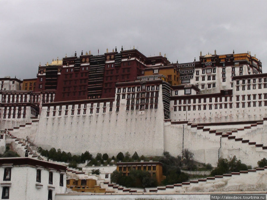 В городе Лхаса (Тибет) расположился один из самых красивых дворцов мира – дворец Потала. Тибет, Китай