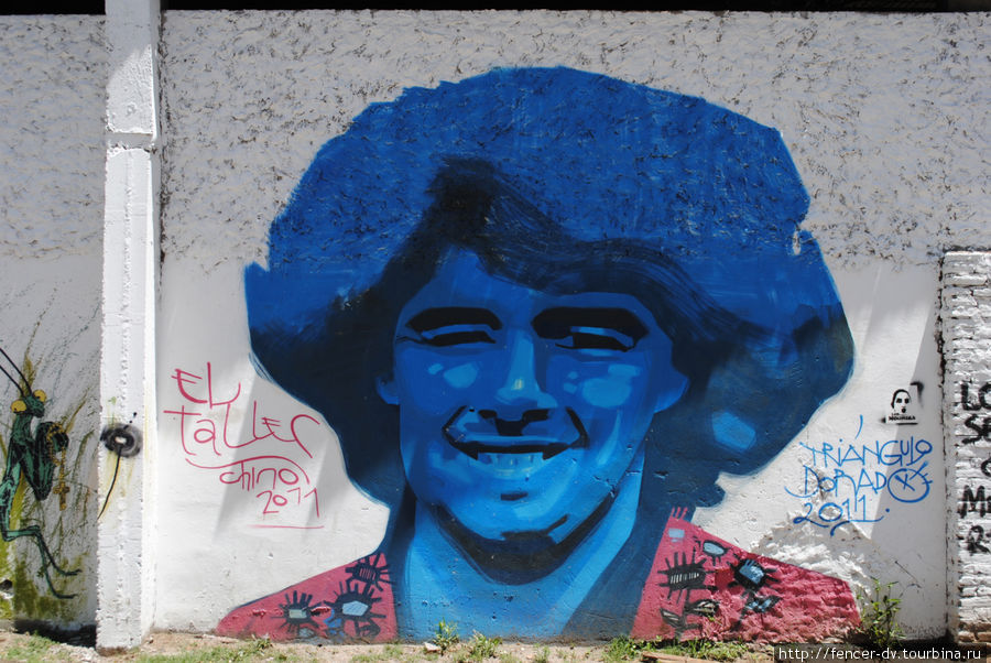 Диего Марадона — идол жителей Боки появляется в самых разных исполнениях Буэнос-Айрес, Аргентина