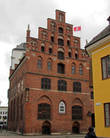 Дом Йоргена Кока, который был мэром в 16 веке с построил Большую площадь Stortorget и ратушу