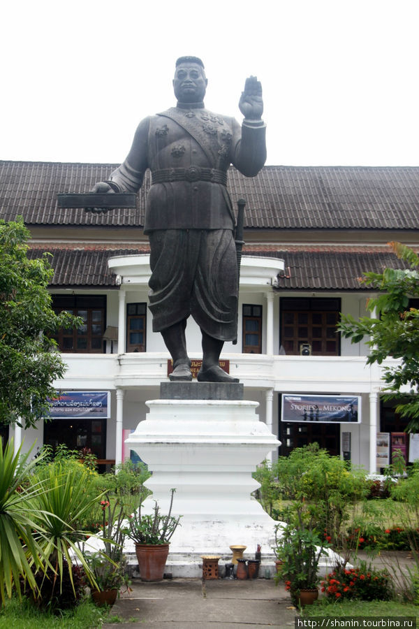 Памятник королю Сасавонгу на территории Королевского дворца Луанг-Прабанг, Лаос