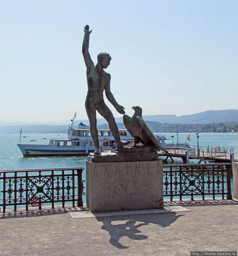 Пример, что в парковой скульптуре используются не только женские обнаженные тела, но и птицы Цюрих, Швейцария