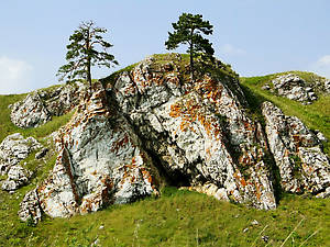 Скалы вдоль реки Чусовая принято называть камнями. Эти скалы называются Слободской камень