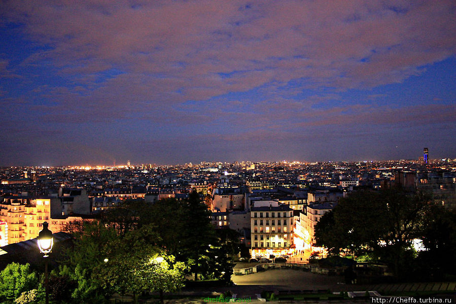 Вид на ночной город со смотровой площадки. Париж, Франция