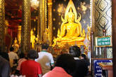 Паломники у статуи Пхра Будда Чиннарат (Phra Buddha Chinnarat)