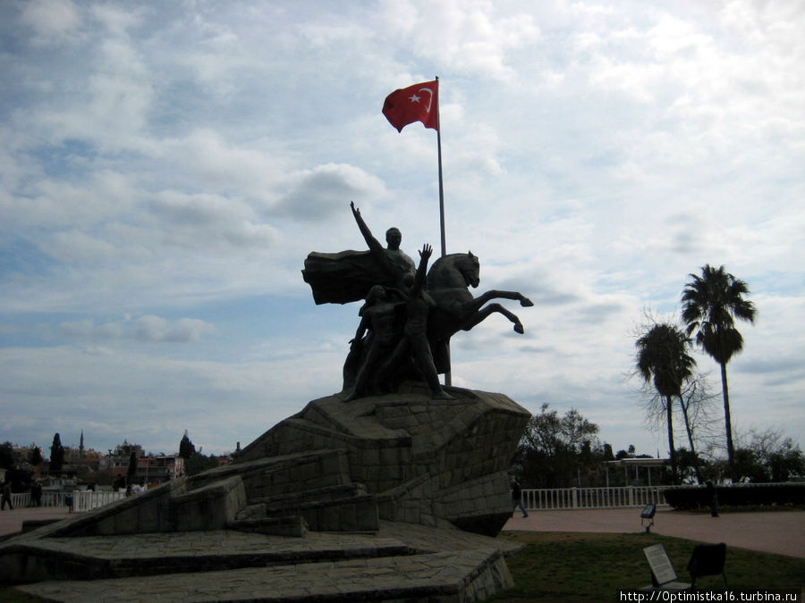 Памятник Ататюрку (как ориентир) Анталия, Турция