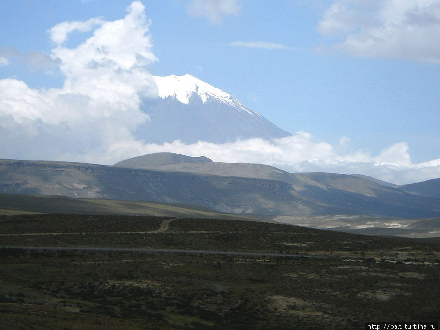 Парящий в облаках — действующий вулкан Мисти, высота 5825 м Парящий в облаках — действующий вулкан Мисти, высота 5825 м