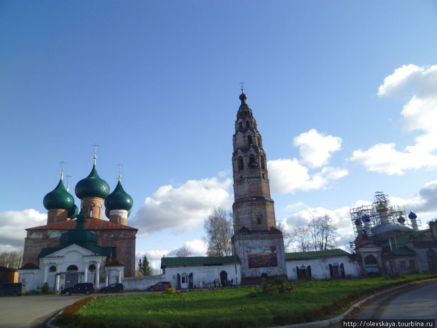 Вот он, архитектурный ансамбль — 2 церкви  18 века и колокольня Гаврилов-Ям, Россия